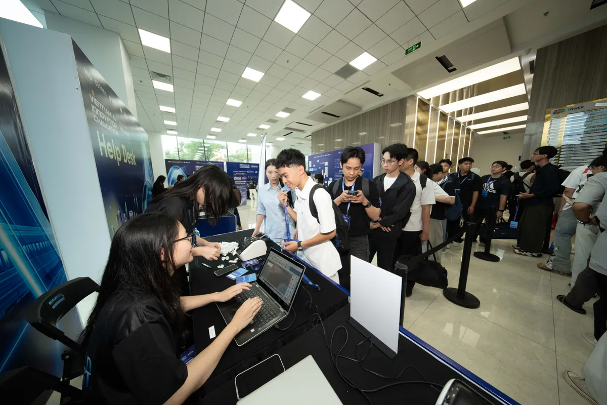 Hơn 300 đội thi, 48 giờ liên tục giải quyết 8 thách thức AI thực chiến - Ảnh 4.