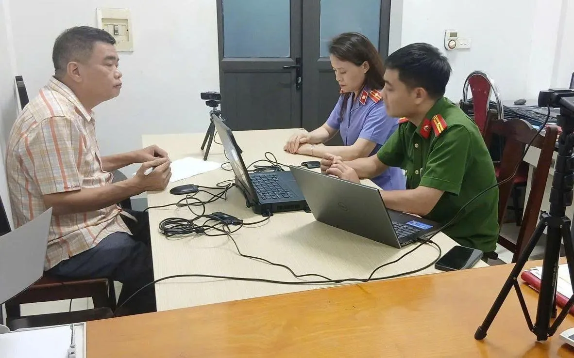 Bùi Song Hào làm việc với Cơ quan Công an. Ảnh: CAPT