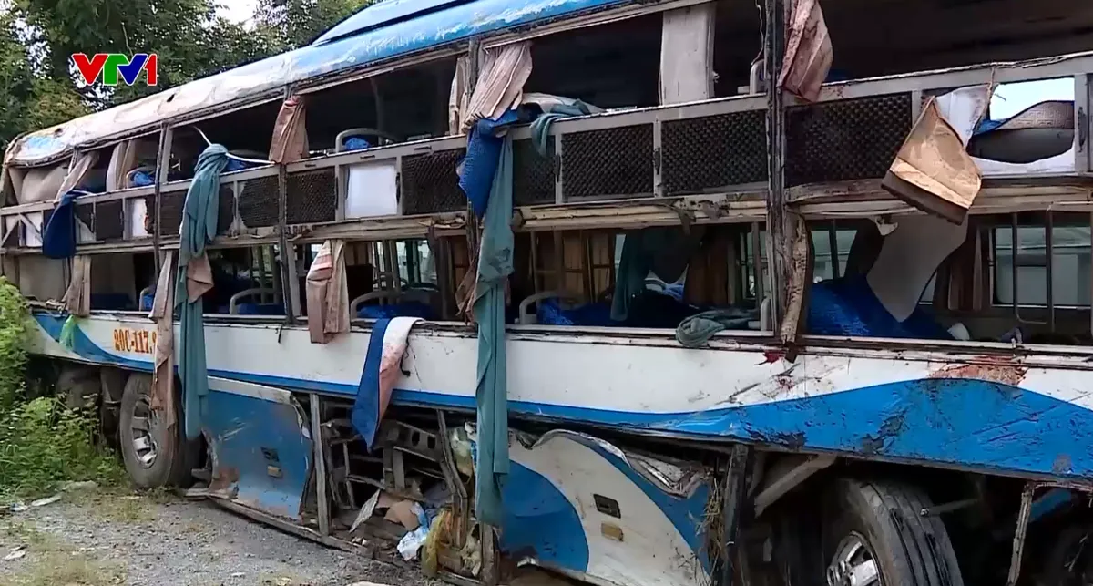Tai nạn xe khách trên cao tốc Pháp Vân - Cầu Giẽ: 2 hành khách đa chấn thương nặng, sốc mất máu - Ảnh 1.