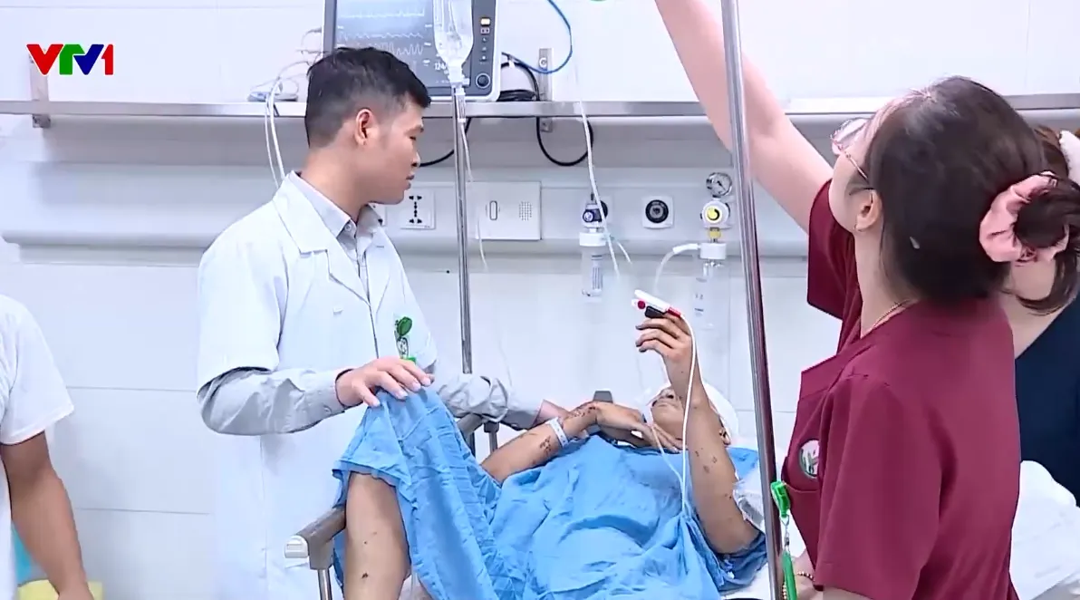 Tai nạn xe khách trên cao tốc Pháp Vân - Cầu Giẽ: 2 hành khách đa chấn thương nặng, sốc mất máu - Ảnh 2.