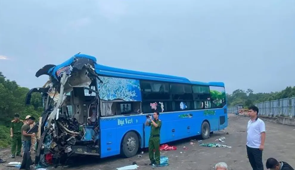 Xe khách va chạm xe tải trên cao tốc Nội Bài - Lào Cai, 6 người thương vong - Ảnh 1.