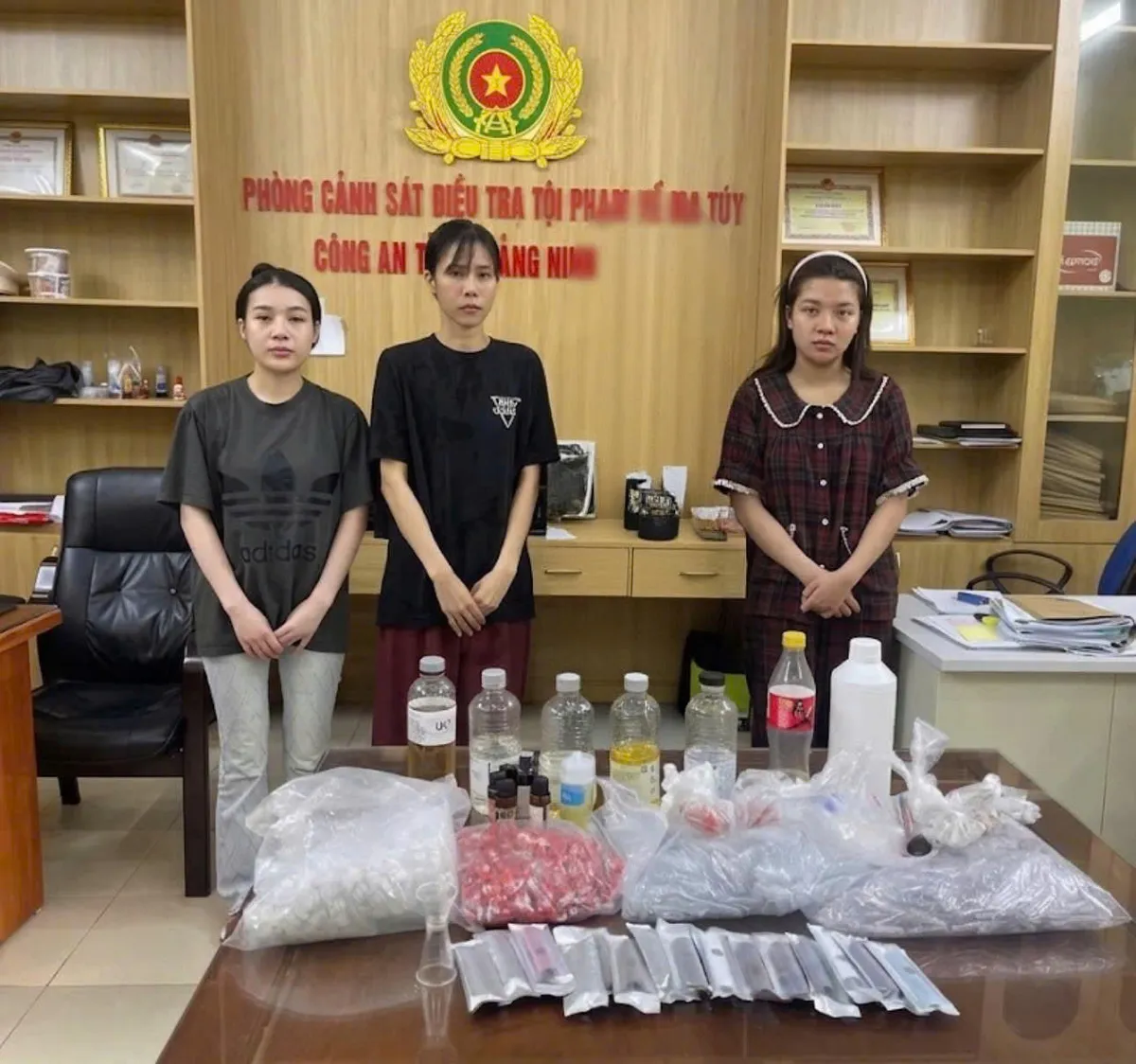 Pha chế ma túy Etomidate dưới vỏ bọc thuốc lá điện tử, 4 “nữ quái” bị khởi tố - Ảnh 2.