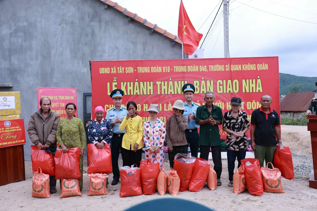 Trường Sĩ quan Không quân bàn giao nhà tình nghĩa tại Đắk Lắk - Ảnh 2.
