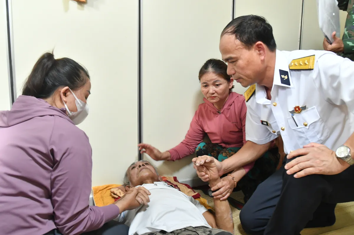 Hải quân Vùng 2 đưa ngư dân bị đột quỵ từ đảo An Bang về đất liền điều trị - Ảnh 1.