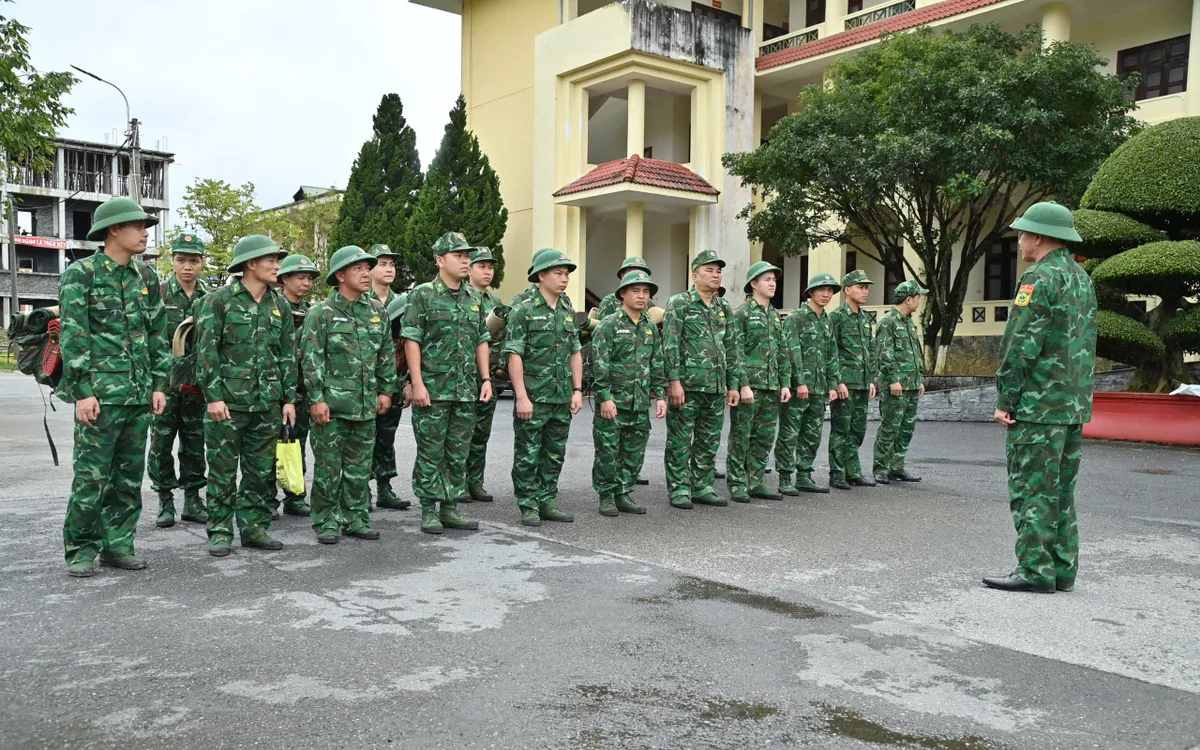 Lãnh đạo Ban Chỉ huy BĐBP tỉnh Lai Châu giao nhiệm vụ cho cán bộ, chiến sĩ trước khi lên đường tham gia khắc phục hậu quả mưa lũ. Ảnh: Đức Duẩn