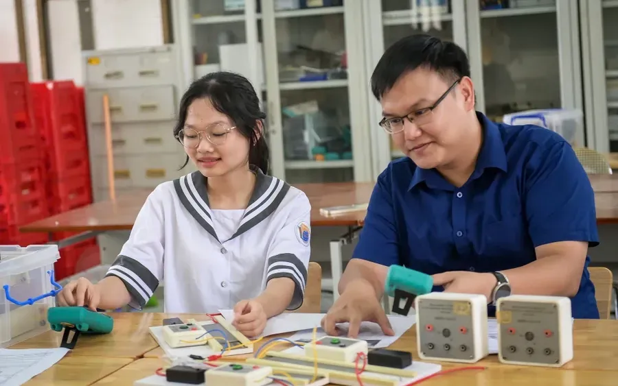 Em Nguyễn Thị Bích Ngọc cùng thầy giáo Nguyễn Hải Dương, phụ trách đội tuyển học sinh giỏi quốc gia môn Vật lí, Trường THPT chuyên Lê Hồng Phong, trong một buổi ôn luyện.
Ảnh: Báo GD&TĐ