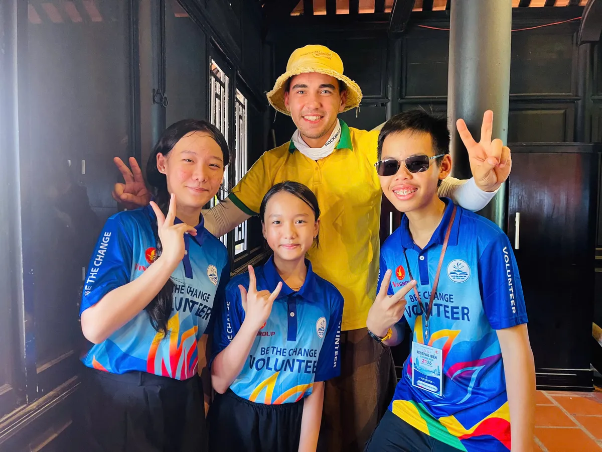 Tình nguyện viên tiếng Anh - Cầu nối văn hóa tại Festival Biển Khánh Hòa 2026 - Ảnh 6.