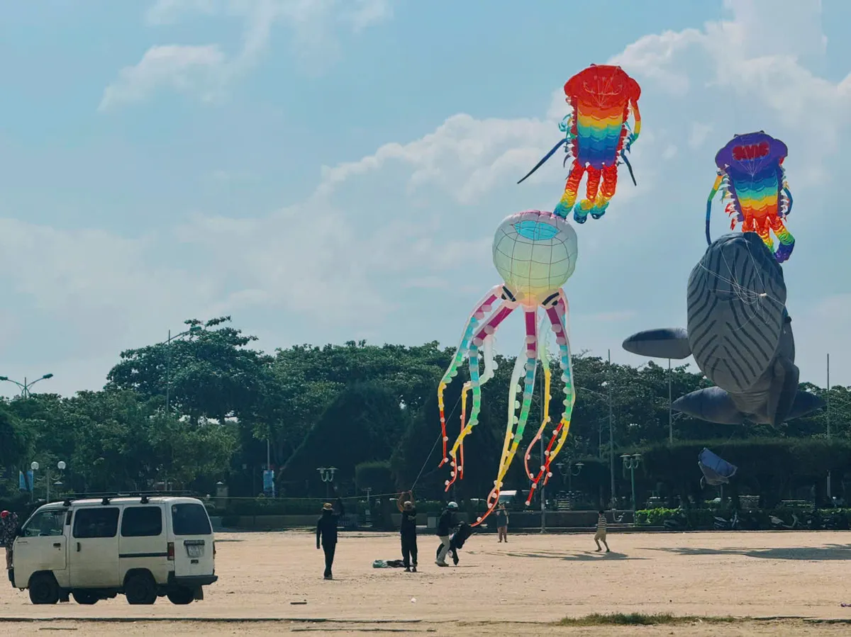 Diều khổng lồ rực rỡ bầu trời Nha Trang trong mùa Festival Biển - Ảnh 7.