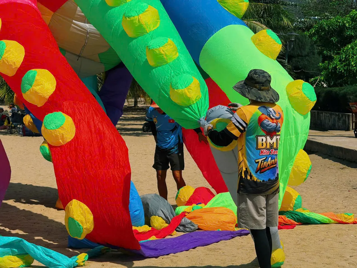 Diều khổng lồ rực rỡ bầu trời Nha Trang trong mùa Festival Biển - Ảnh 1.