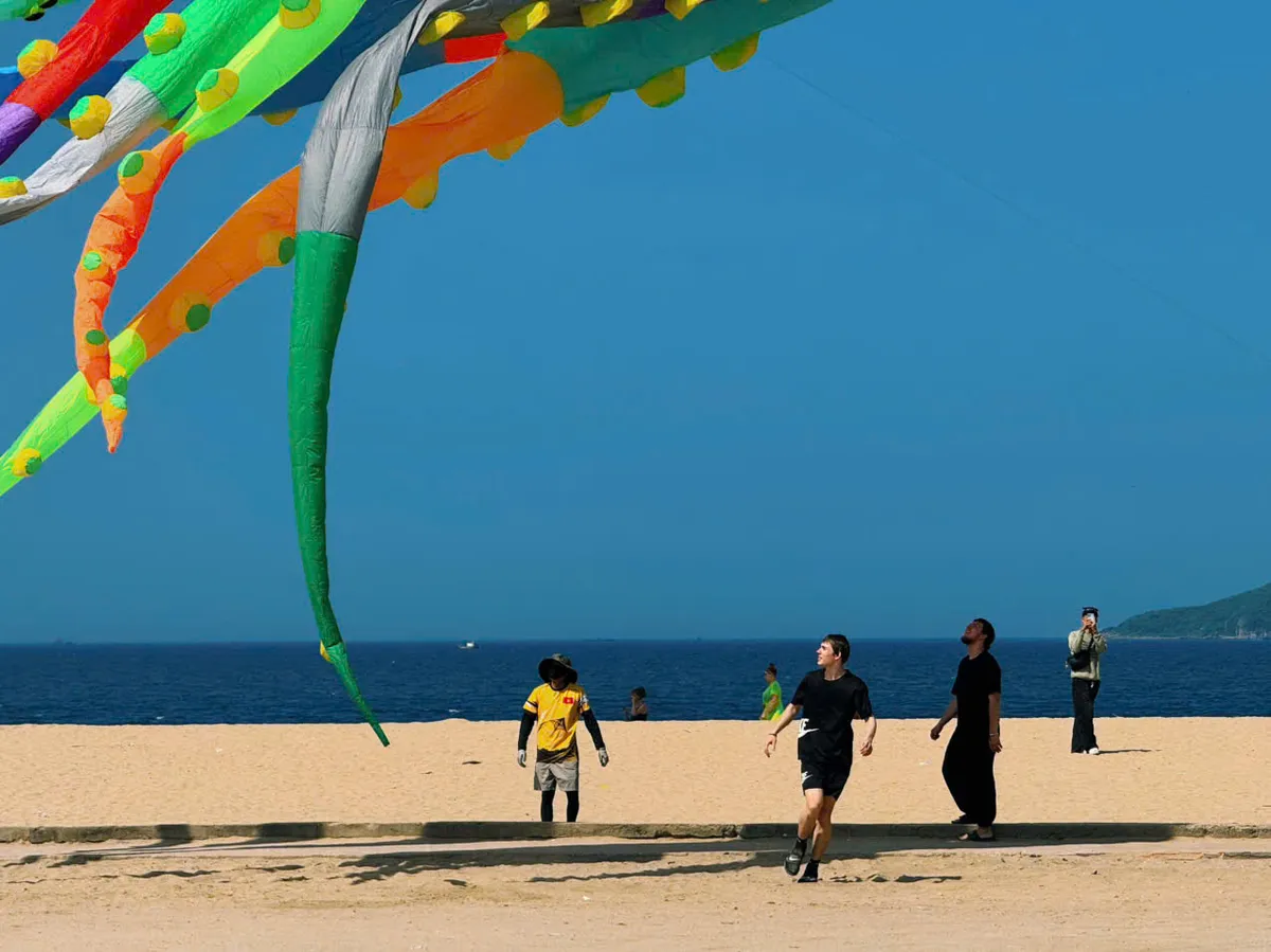 Diều khổng lồ rực rỡ bầu trời Nha Trang trong mùa Festival Biển - Ảnh 2.