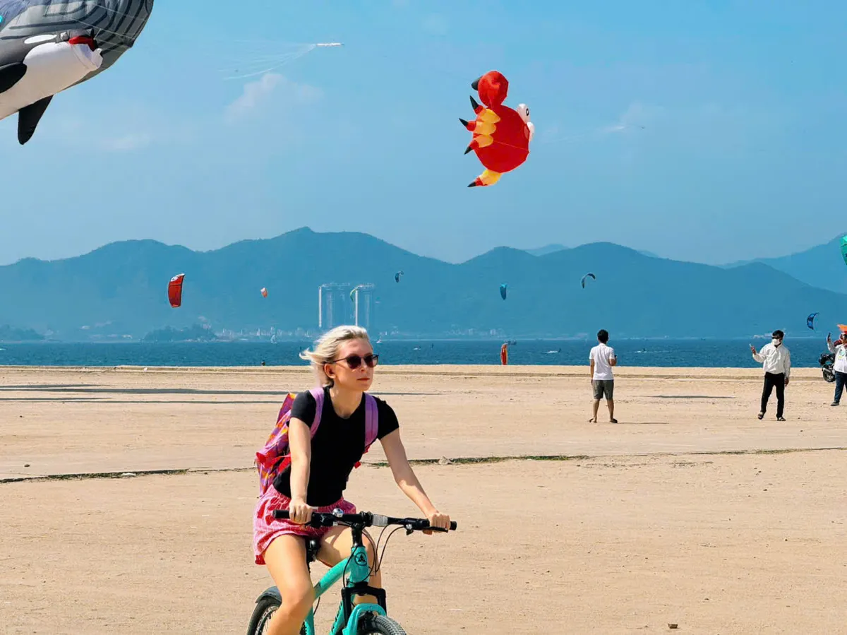 Diều khổng lồ rực rỡ bầu trời Nha Trang trong mùa Festival Biển - Ảnh 6.