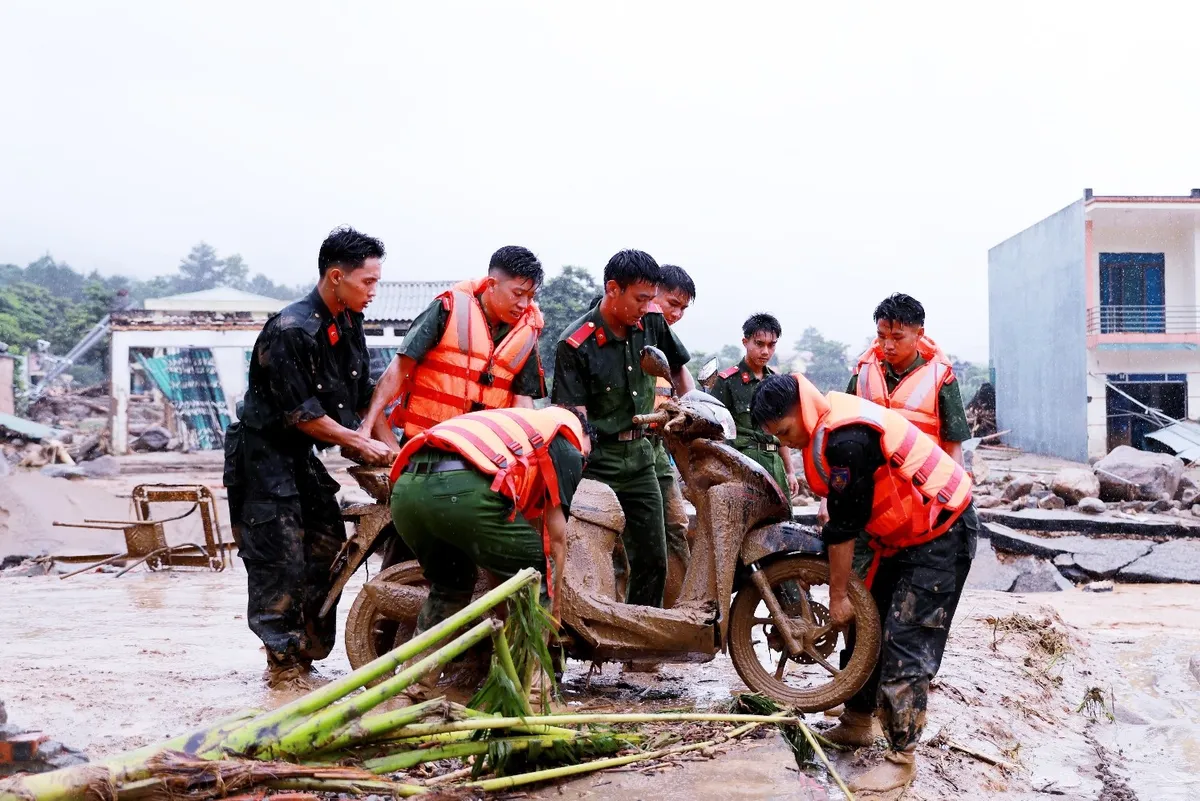 Lai Châu: Những người lính nơi tuyến đầu chống lũ - Ảnh 5.