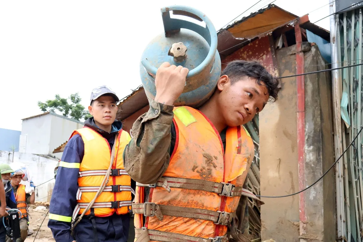 Lai Châu: Những người lính nơi tuyến đầu chống lũ - Ảnh 8.