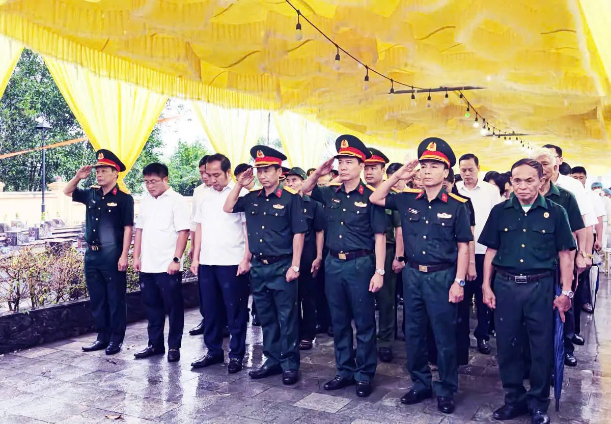 Chiến dịch 500 ng&agrave;y đ&ecirc;m: Lặng thầm những b&agrave;n tay &ldquo;ho&agrave;n nguy&ecirc;n&rdquo; phần mộ liệt sĩ tại Th&aacute;i Nguy&ecirc;n - Ảnh 1.