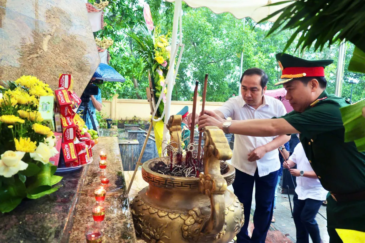 Chiến dịch 500 ng&agrave;y đ&ecirc;m: Lặng thầm những b&agrave;n tay &ldquo;ho&agrave;n nguy&ecirc;n&rdquo; phần mộ liệt sĩ tại Th&aacute;i Nguy&ecirc;n - Ảnh 2.