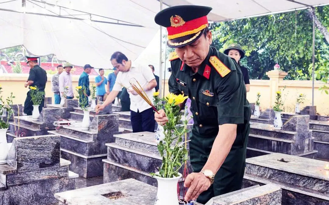 Đại tá Tạ Văn Thiện, Phó Chính ủy Bộ CHQS tỉnh Thái Nguyên thắp hương tri ân các anh hùng liệt sĩ. Ảnh: Duy Đức