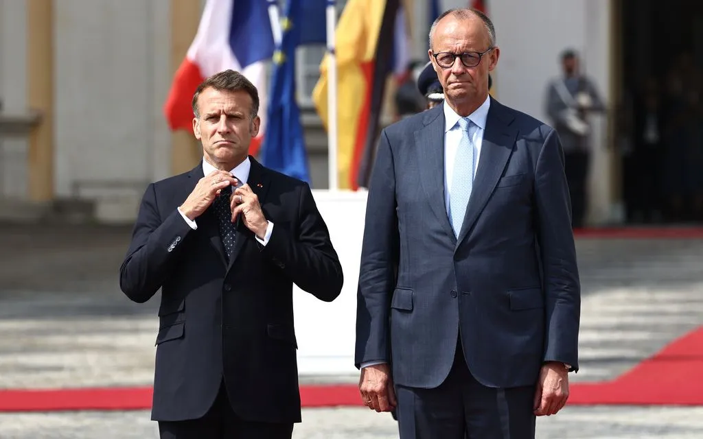 Thủ tướng Đức Friedrich Merz đón Tổng thống Pháp Emmanuel Macron tại Cung điện Augustusburg, Đức, ngày 17/7/2026 (Ảnh: AP)