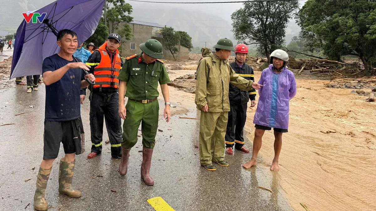 Lai Châu: Bám lũ dữ, cứu dân trong vùng cô lập - Ảnh 3.