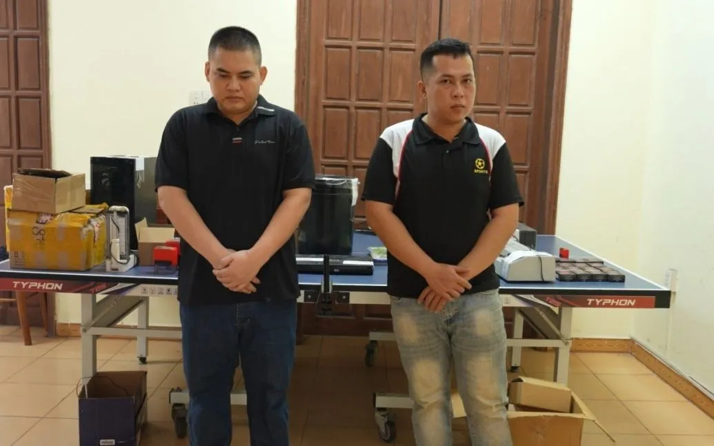 2 bị can Nguyễn Hữu Chí và Trần Lâm Thanh Phong đã bị khởi tố về hành vi “Làm giả con dấu, tài liệu của cơ quan, tổ chức”. Ảnh: Công an tỉnh Quảng Trị