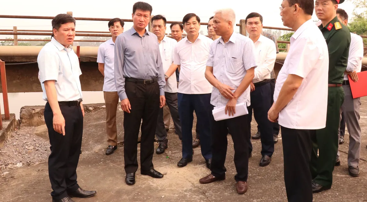 Đoàn lãnh đạo tỉnh Ninh Bình kiểm tra trọng điểm âu Chanh tại K4+ 360 đê Trường Yên, phường Tây Hoa Lư, tháng 4/2026. Ảnh: Minh Huế