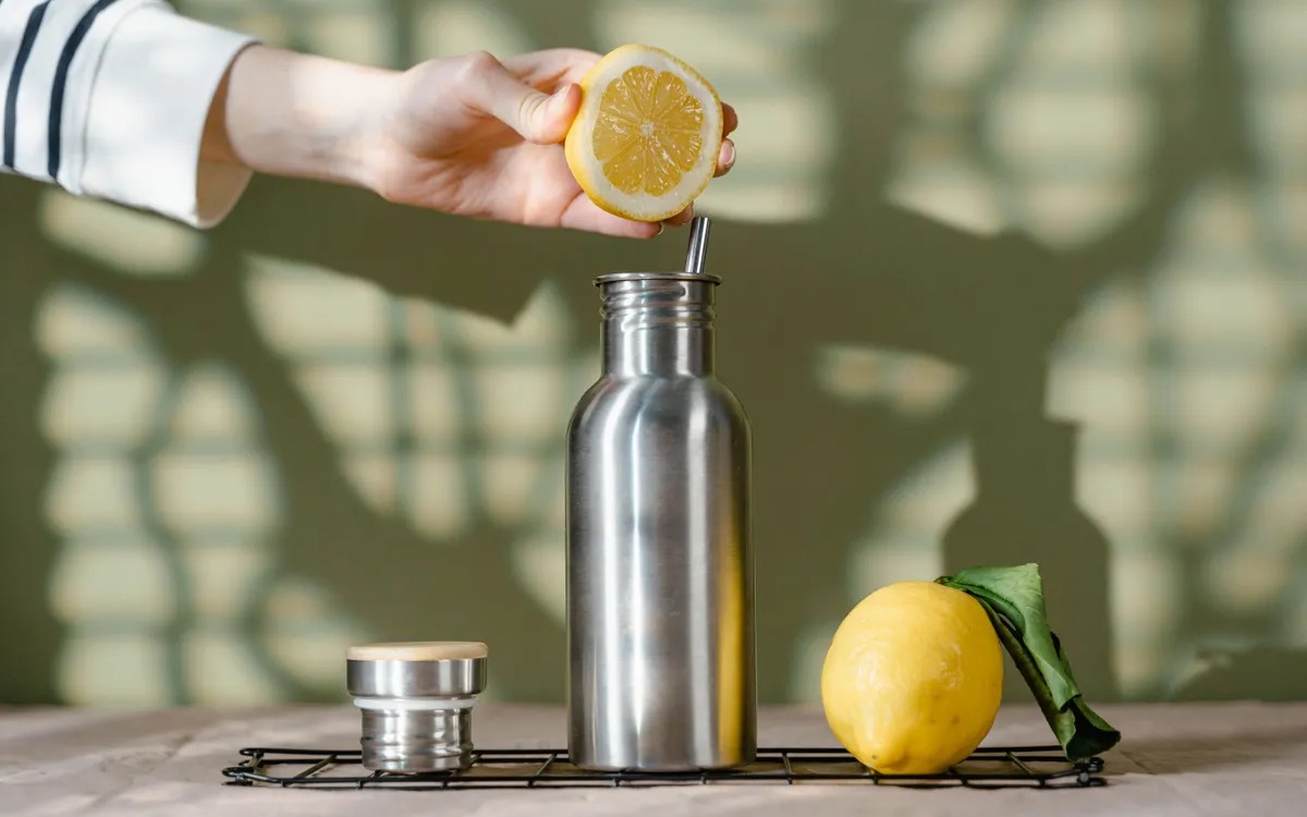 Bình giữ nhiệt được nhiều người yêu thích để đựng nước. (Ảnh: Pexels/Miroshnichenko)