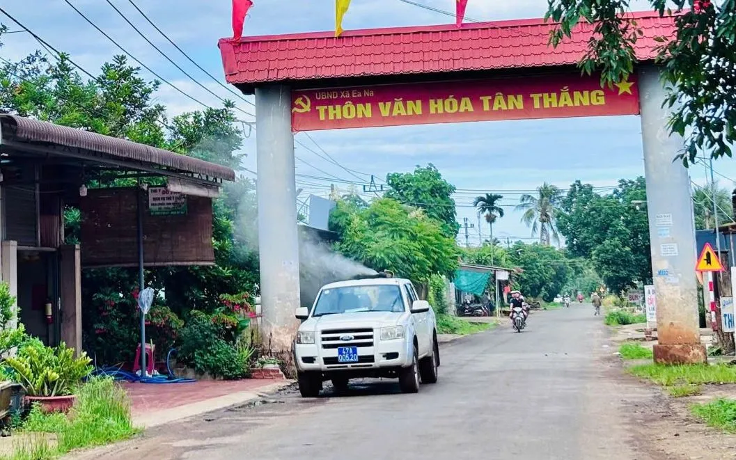 Trung tâm Kiểm soát bệnh tật tỉnh phun hóa chất diệt muỗi tại xã Ea Na. Ảnh: Bảo Trọng