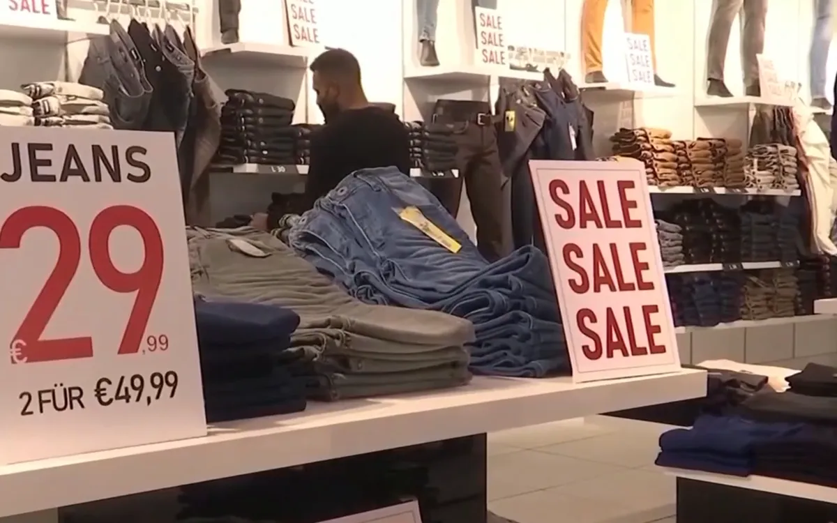 EU cấm tiêu hủy quần áo, giày dép tồn kho- Ảnh 1.