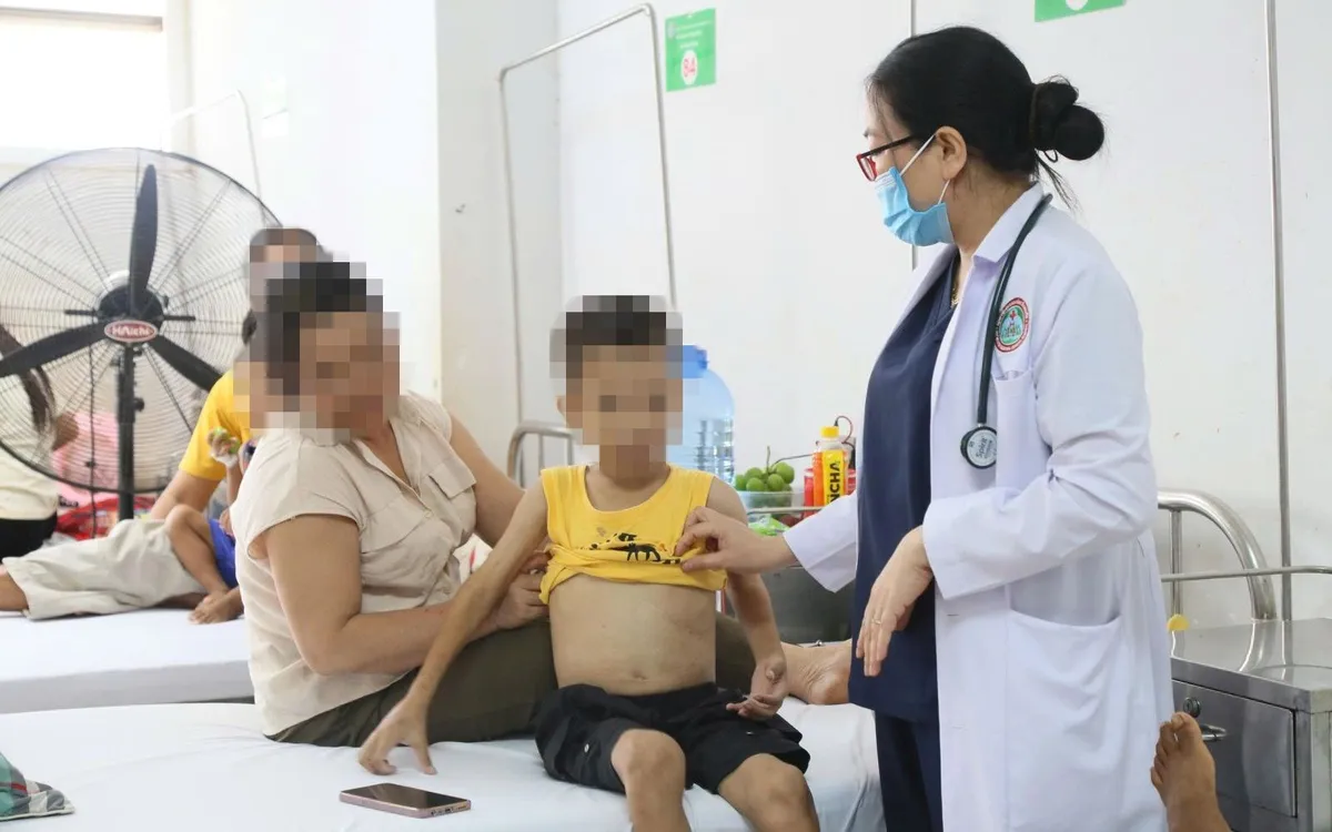 Em N.V.N, ở xã Trường Xuân, tỉnh Lâm Đồng đã có hơn 11 năm gắn bó với Bệnh viện Đa khoa vùng Tây Nguyên để điều trị bệnh Tan máu bẩm sinh. Ảnh: Bảo Trọng