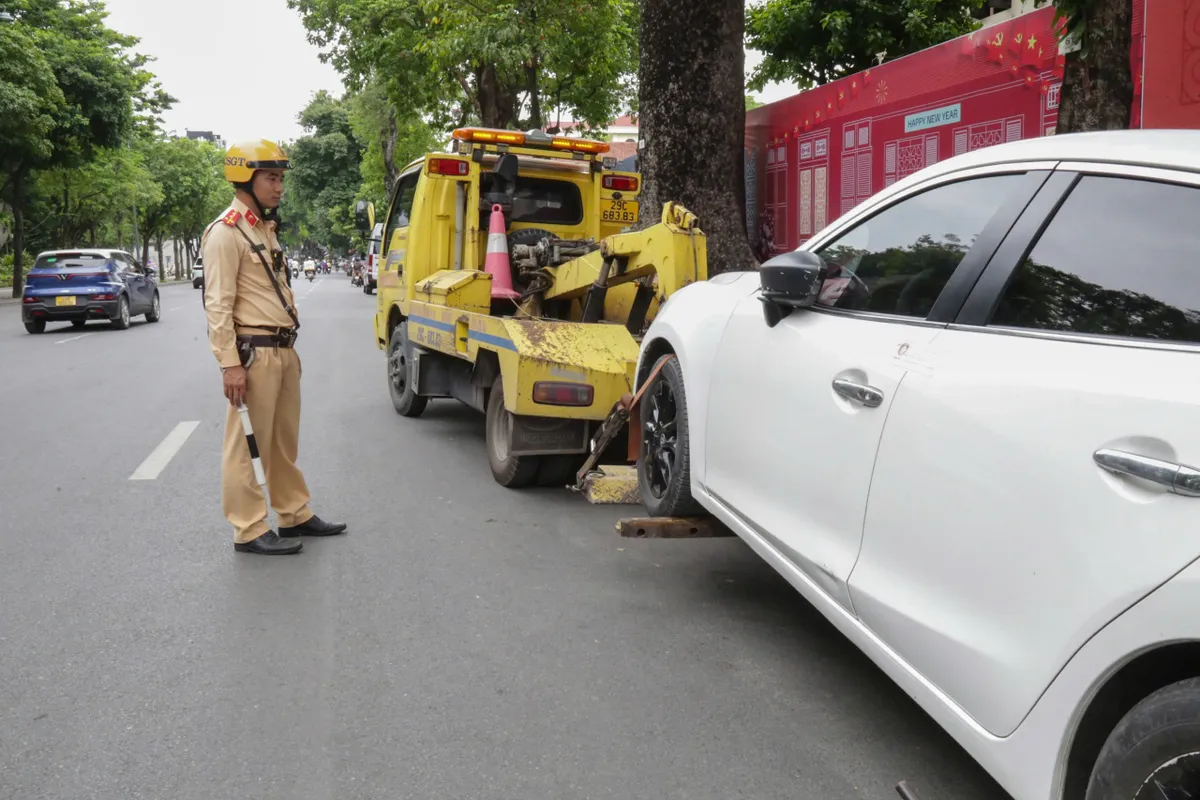 CSGT Hà Nội ghi hình, xử lý nghiêm ô tô dừng, đỗ sai quy định trên các tuyến phố trung tâm - Ảnh 6.
