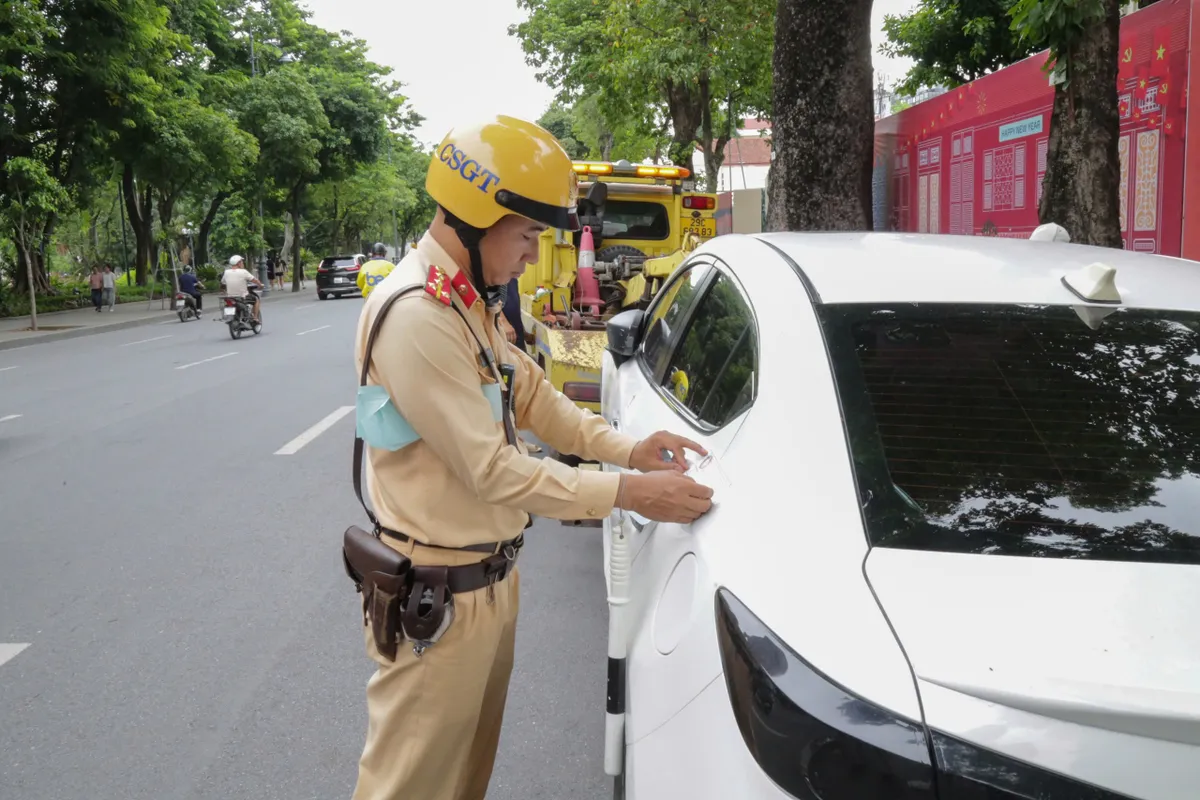 CSGT Hà Nội ghi hình, xử lý nghiêm ô tô dừng, đỗ sai quy định trên các tuyến phố trung tâm - Ảnh 5.