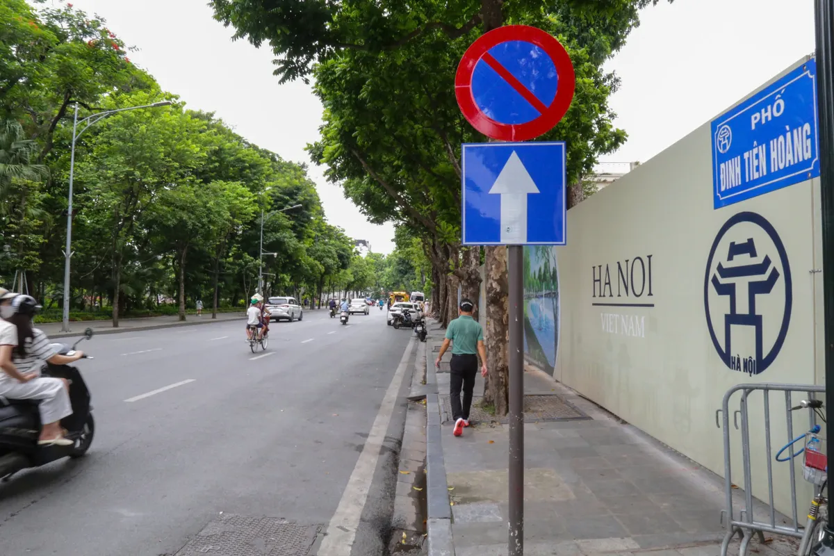 CSGT Hà Nội ghi hình, xử lý nghiêm ô tô dừng, đỗ sai quy định trên các tuyến phố trung tâm - Ảnh 10.