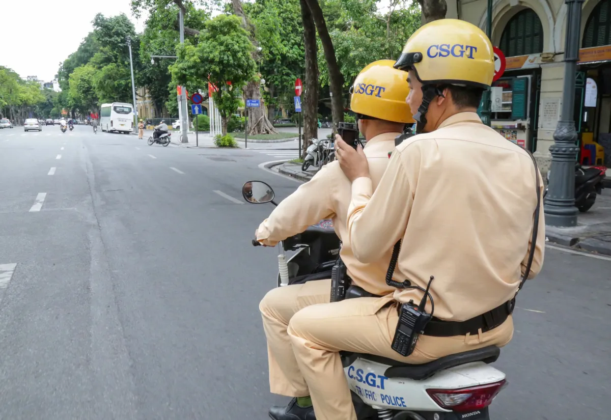 CSGT Hà Nội ghi hình, xử lý nghiêm ô tô dừng, đỗ sai quy định trên các tuyến phố trung tâm - Ảnh 1.