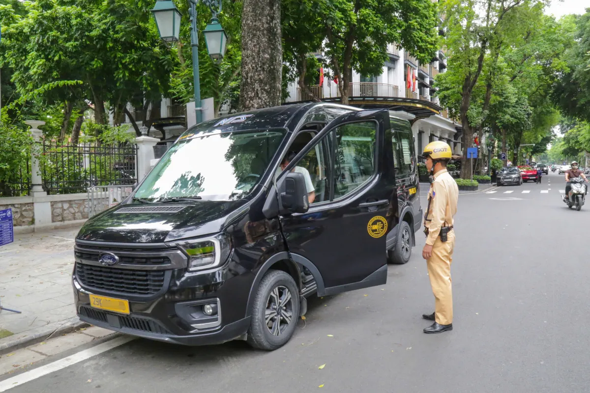 CSGT Hà Nội ghi hình, xử lý nghiêm ô tô dừng, đỗ sai quy định trên các tuyến phố trung tâm - Ảnh 8.