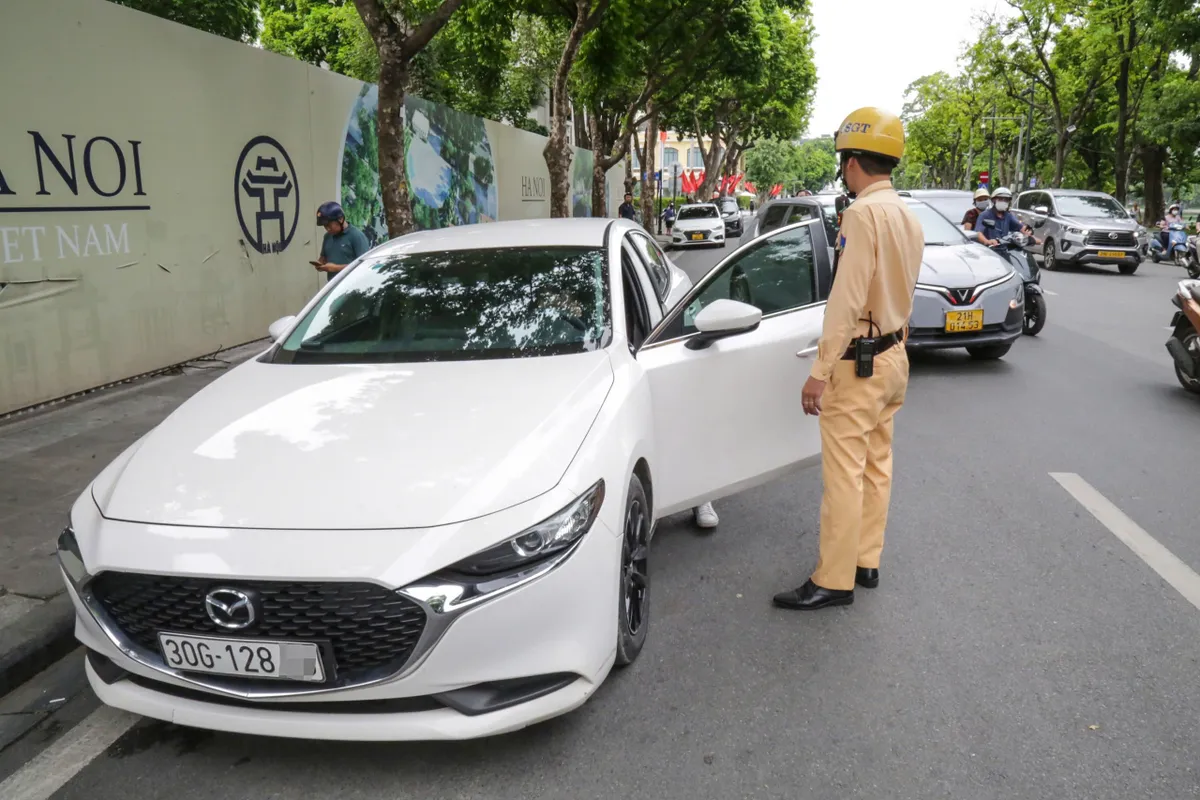 CSGT Hà Nội ghi hình, xử lý nghiêm ô tô dừng, đỗ sai quy định trên các tuyến phố trung tâm - Ảnh 3.