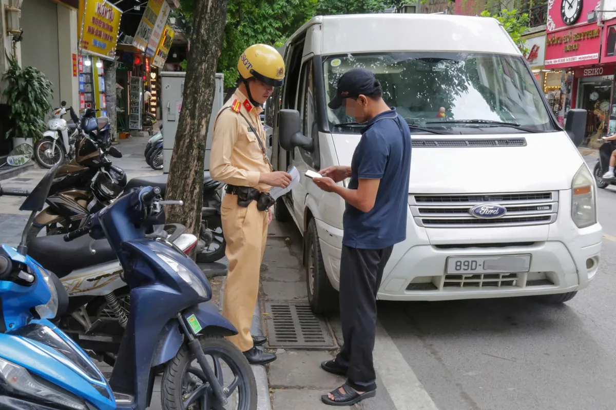 CSGT Hà Nội ghi hình, xử lý nghiêm ô tô dừng, đỗ sai quy định trên các tuyến phố trung tâm - Ảnh 7.