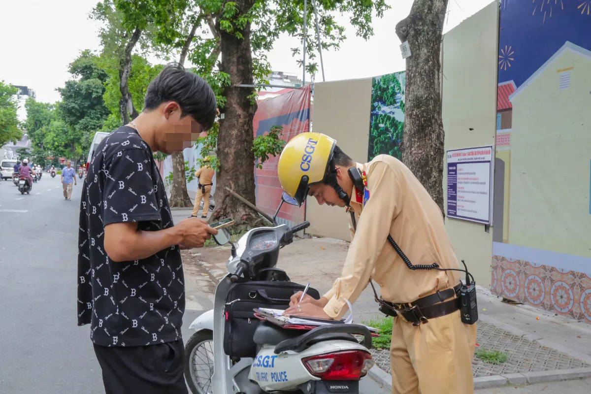 CSGT Hà Nội ghi hình, xử lý nghiêm ô tô dừng, đỗ sai quy định trên các tuyến phố trung tâm - Ảnh 9.