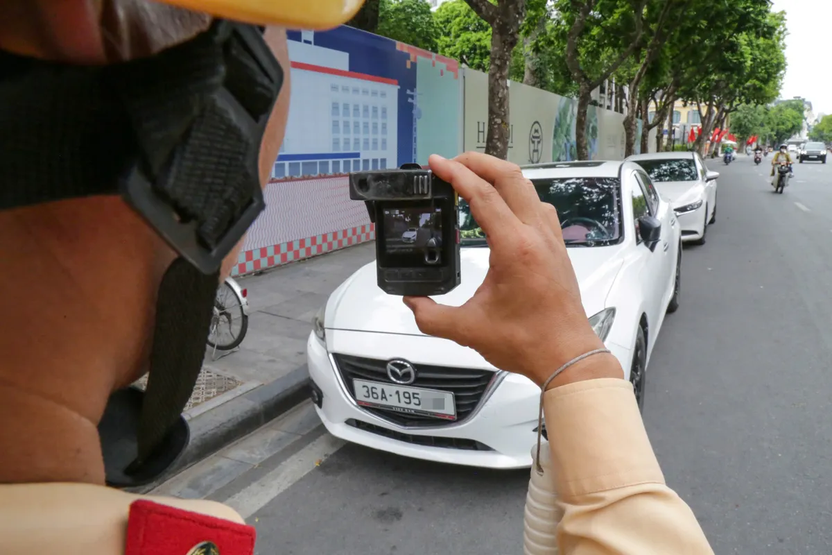 CSGT Hà Nội ghi hình, xử lý nghiêm ô tô dừng, đỗ sai quy định trên các tuyến phố trung tâm - Ảnh 2.