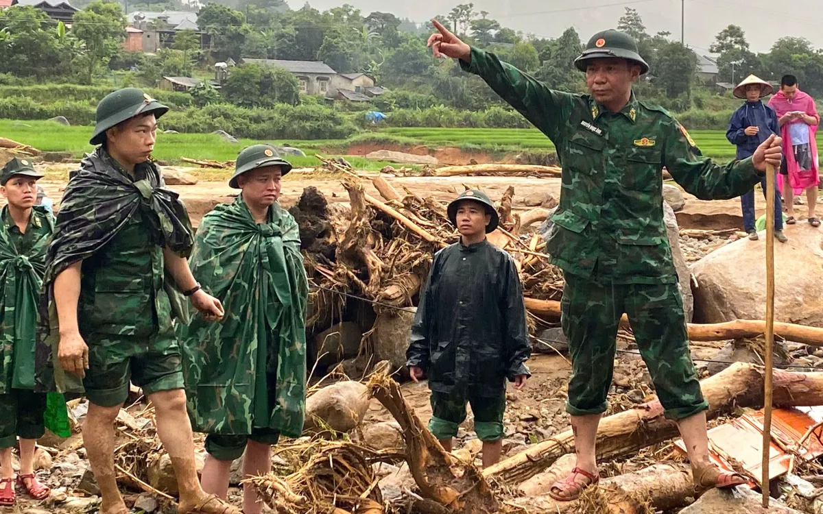 Giữa mưa lớn và địa hình ngổn ngang đất đá, lực lượng BĐBP kiên trì tìm kiếm các nạn nhân còn mất tích sau lũ quét. Ảnh: Đức Duẩn
