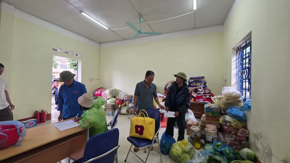 Lai Châu: Chung tay chăm lo người dân tại các điểm sơ tán vùng lũ - Ảnh 9.