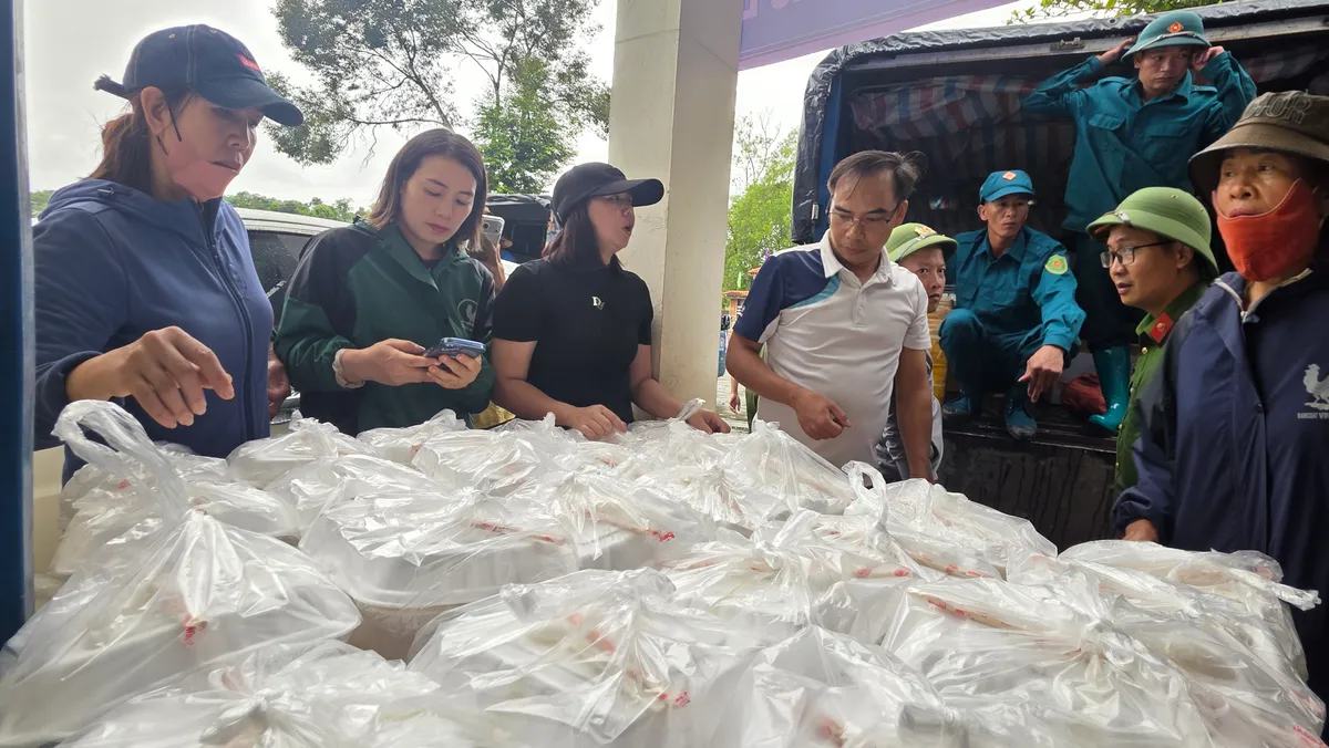 Lai Châu: Chung tay chăm lo người dân tại các điểm sơ tán vùng lũ - Ảnh 10.