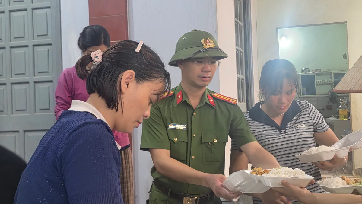 Lai Châu: Chung tay chăm lo người dân tại các điểm sơ tán vùng lũ - Ảnh 1.