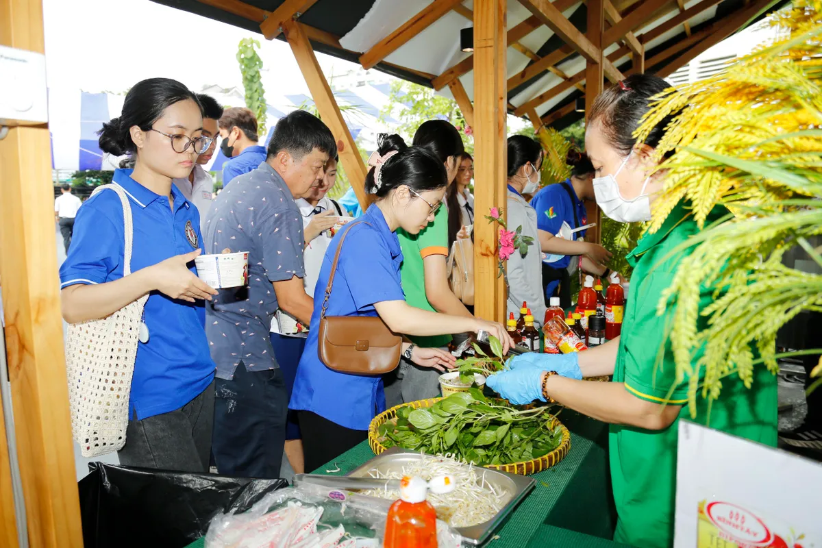 Tuổi trẻ T&acirc;n Cảng S&agrave;i G&ograve;n xung k&iacute;ch v&igrave; cộng đồng tại "Ng&agrave;y hội đồng h&agrave;nh c&ugrave;ng thanh ni&ecirc;n c&ocirc;ng nh&acirc;n" - Ảnh 1.