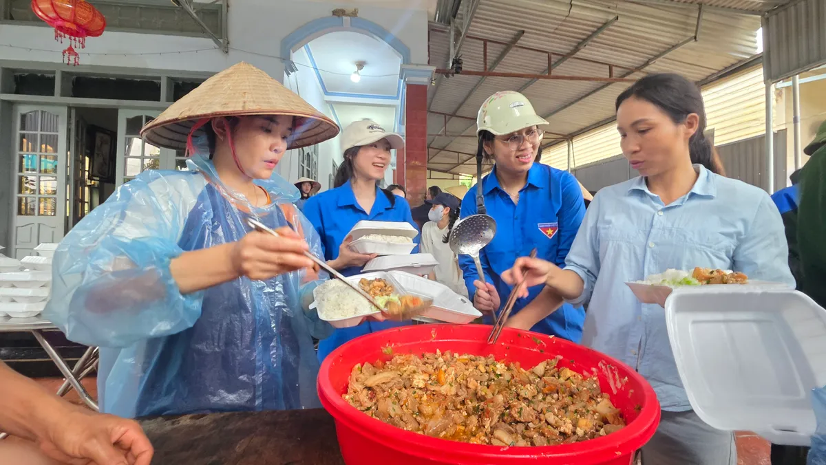 Lai Châu: Chung tay chăm lo người dân tại các điểm sơ tán vùng lũ - Ảnh 4.