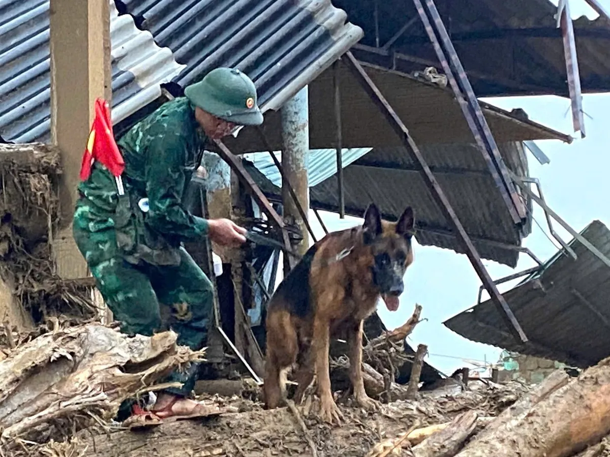 BĐBP Lai Châu dầm mưa tìm hy vọng nơi tâm lũ Mường Than - Ảnh 4.