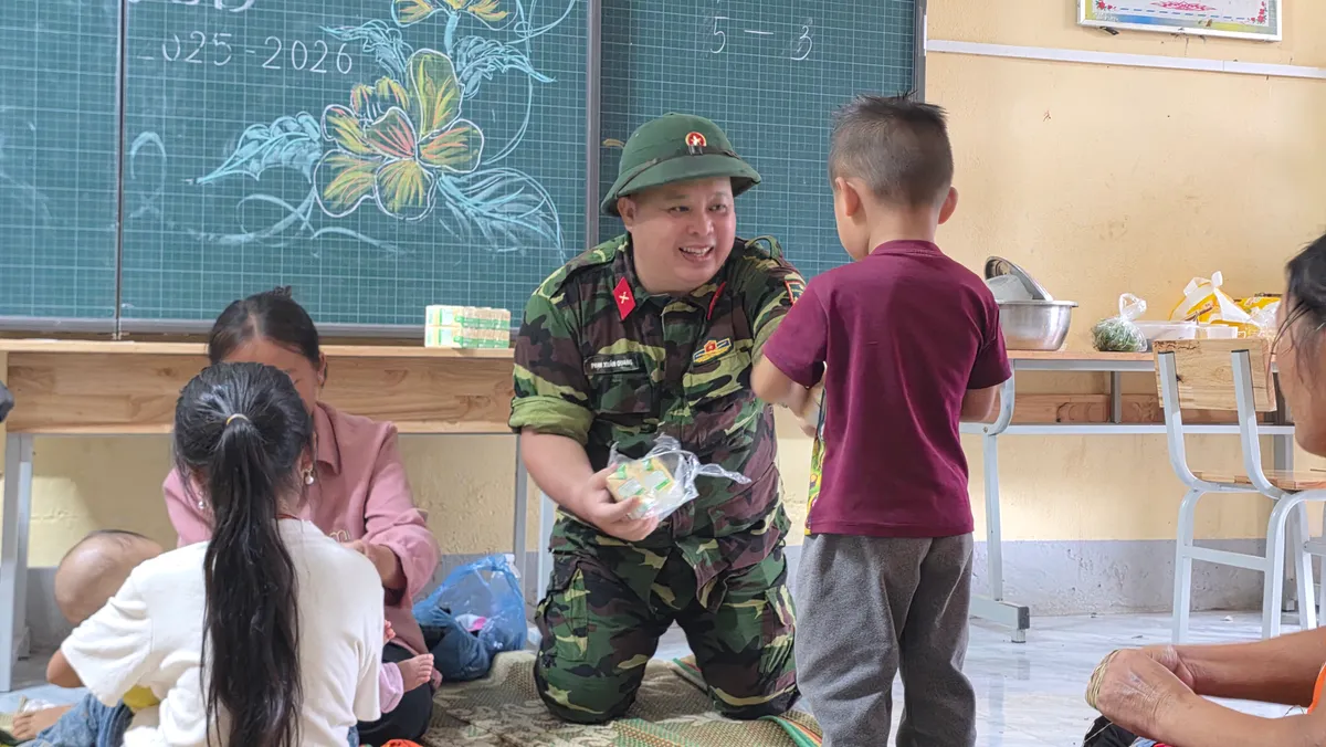 Lai Châu: Chung tay chăm lo người dân tại các điểm sơ tán vùng lũ - Ảnh 5.