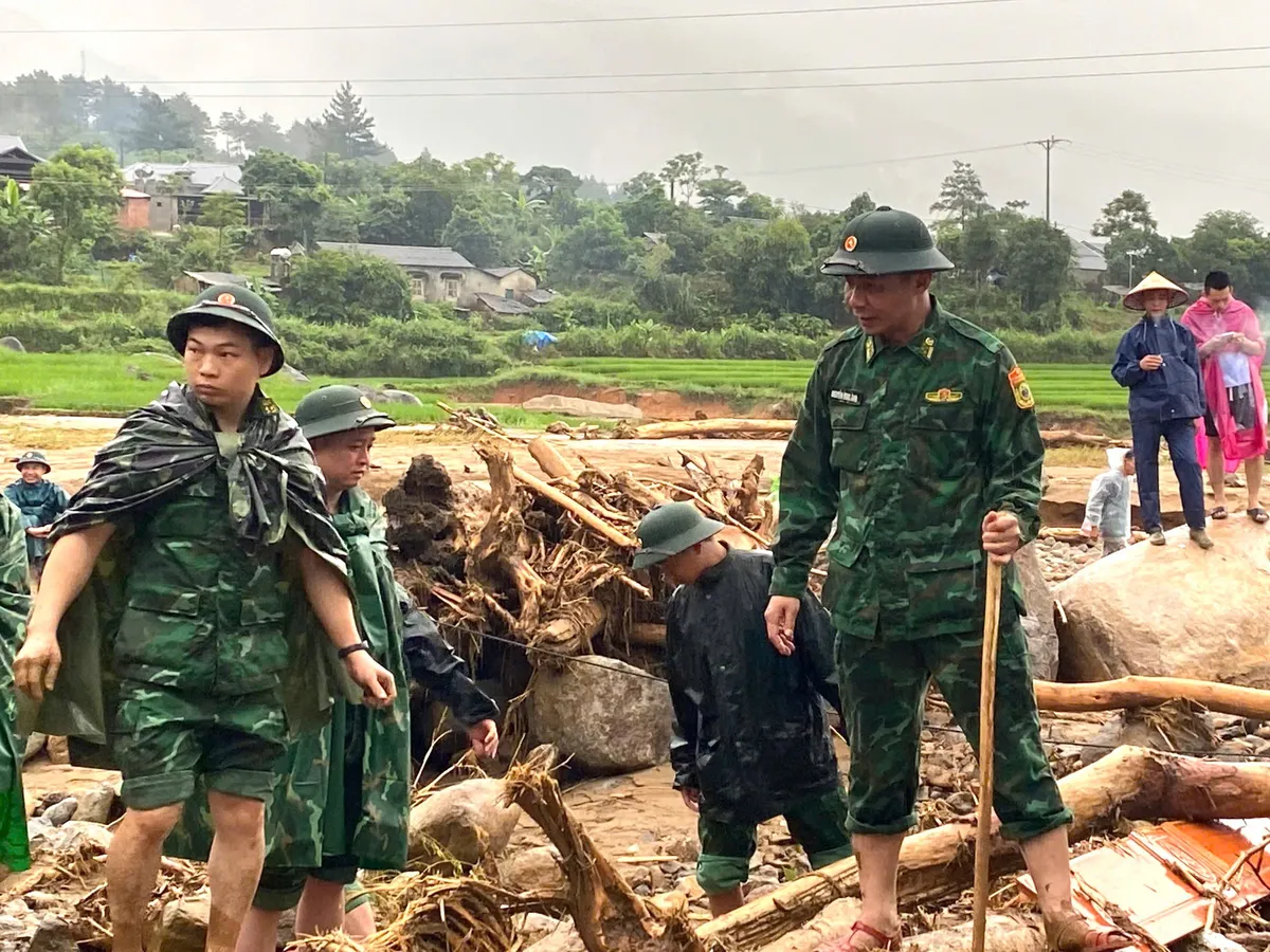 BĐBP Lai Châu dầm mưa tìm hy vọng nơi tâm lũ Mường Than - Ảnh 2.