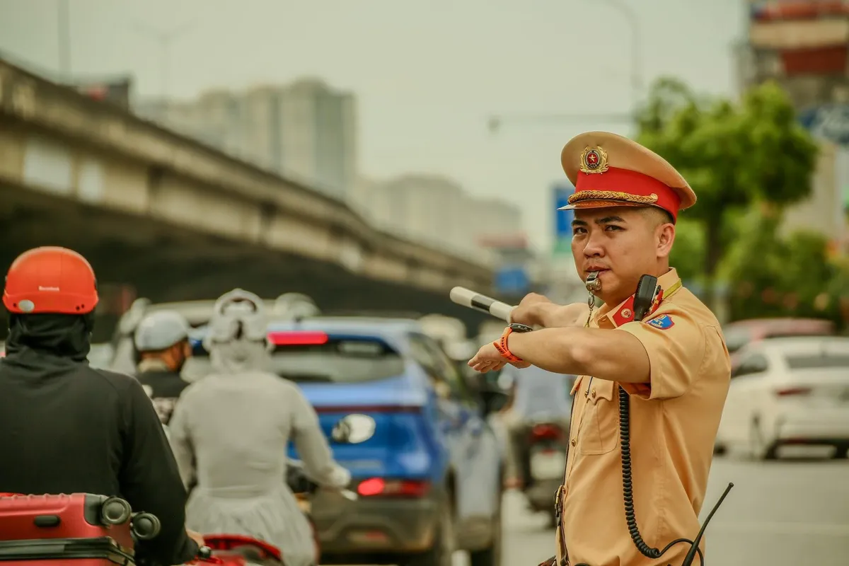 Hà Nội: CSGT dùng xe chuyên dụng dẫn đường đưa sản phụ đi sinh kịp thời - Ảnh 2.