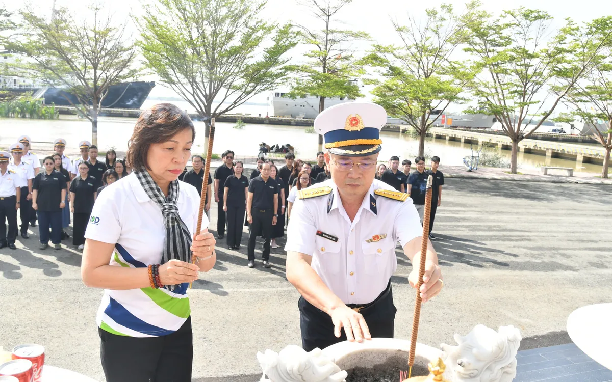 Đoàn đại biểu thắp hương tưởng niệm, tri ân các anh hùng liệt sỹ tại Tượng đài Đoàn tàu không số Lữ đoàn 125 Hải quân.