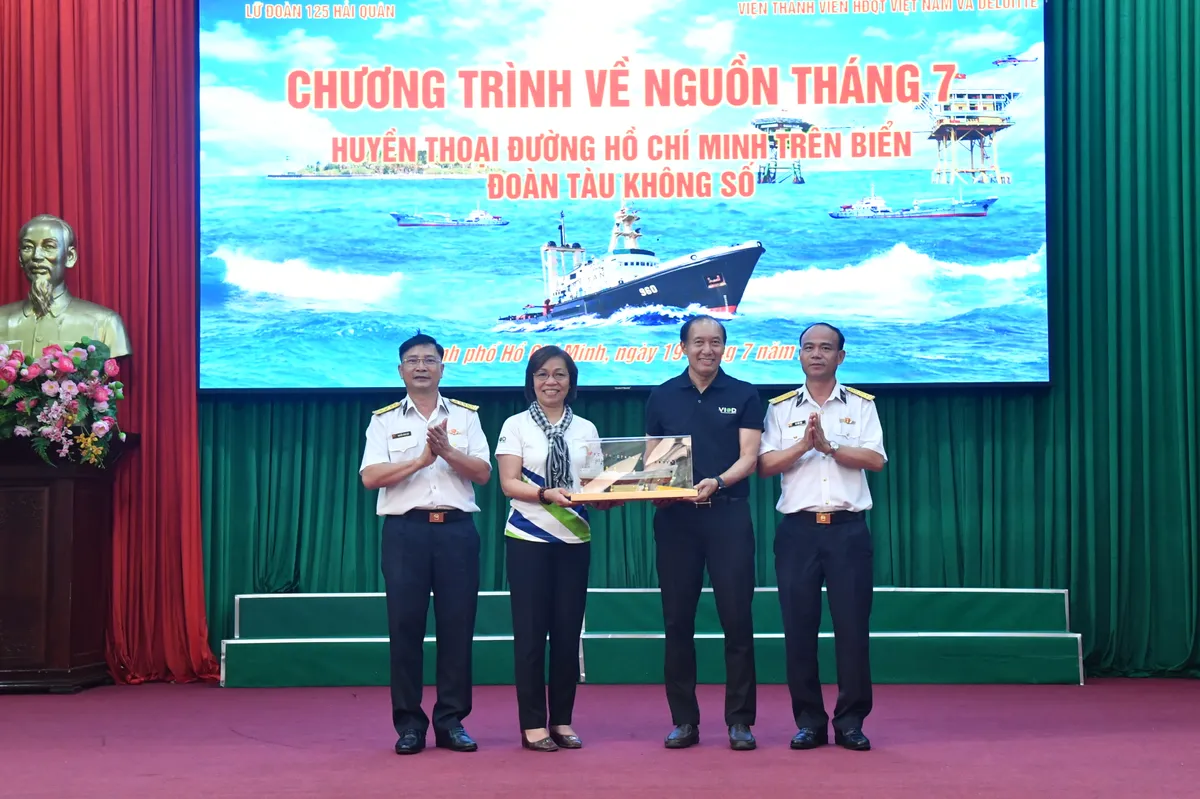 Lữ đo&agrave;n 125 phối hợp tổ chức Chương tr&igrave;nh &ldquo;Về nguồn th&aacute;ng 7 &ndash; Huyền thoại đường Hồ Ch&iacute; Minh tr&ecirc;n biển&rdquo; - Ảnh 2.