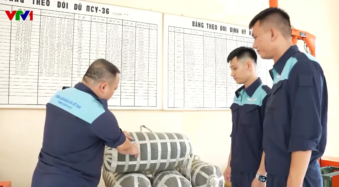 Chiến sĩ kỹ thuật dù - Điểm tựa vững chắc của những chuyến bay - Ảnh 1.